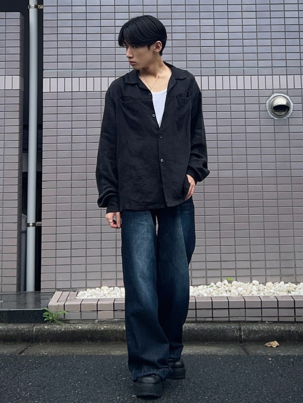 ブラック系のシャツ/ブラウス、ブルー系のデニムパンツ、ブラック系のスニーカーを着用したメンズの秋コーディネートの2枚目の写真