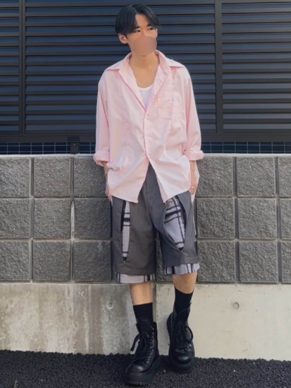 ピンク系のシャツ/ブラウス、グレー系のその他パンツ、ブラック系のスニーカーを着用したメンズの夏コーディネートの2枚目の写真