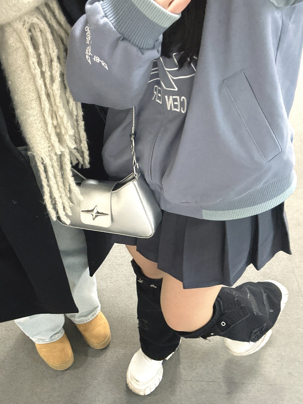 「ミニスカート、バイカージャケット、レッグウォーマー、春コーデ、秋コーデ、春、秋、ショッピング」｜「F426のアイテム（その他アウター、ブルー系）」を使った、rrrch05さん（骨格ウェーブ・レディース・160cm）の冬コーディネートの2枚目の写真