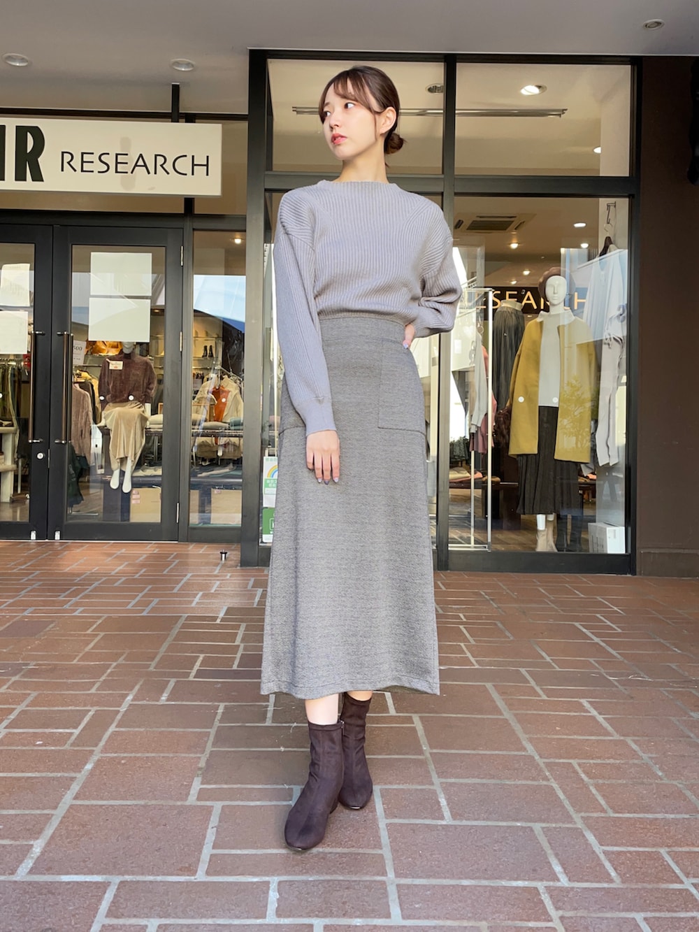 「タイトスカート、ブーツ、ウールコート、ポンチョ、大人カジュアル、リブニット、きれいめカジュアル、大人女子、オトナカジュアル、高身長女子」|「ITEMS URBANRESEARCHのリバーウールポンチョ(ポンチョ、グリーン系)」を使った、mokaさん(レディース・165cm)の秋コーディネートの4枚目の写真