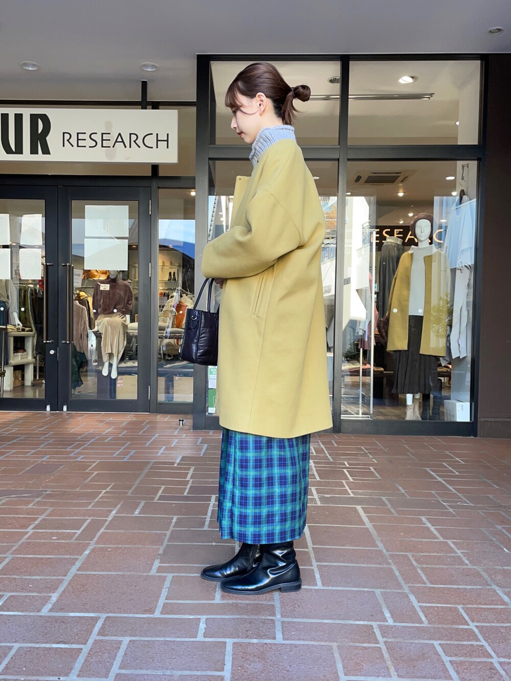 「冬コーデ、ロングブーツ、ロングスカート、ノーカラーコート、マスタード、チェックスカート、おでかけ、ハイネックニット、ミニバッグ、チェック柄に恋してる」｜「ITEMS URBANRESEARCHのキルティングバッグ（ショルダーバッグ、ブラック系）」を使った、mokaさん（レディース・165cm）の秋コーディネートの2枚目の写真