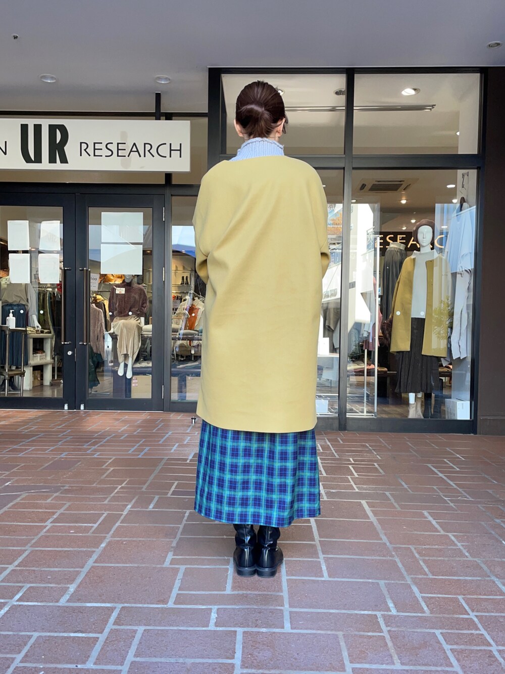 「冬コーデ、ロングブーツ、ロングスカート、ノーカラーコート、マスタード、チェックスカート、おでかけ、ハイネックニット、ミニバッグ、チェック柄に恋してる」｜「ITEMS URBANRESEARCHのキルティングバッグ（ショルダーバッグ、ブラック系）」を使った、mokaさん（レディース・165cm）の秋コーディネートの3枚目の写真