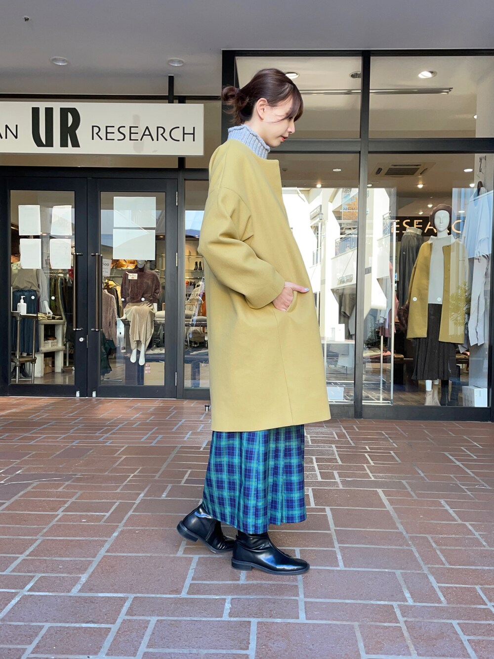 「冬コーデ、ロングブーツ、ロングスカート、ノーカラーコート、マスタード、チェックスカート、おでかけ、ハイネックニット、ミニバッグ、チェック柄に恋してる」｜「ITEMS URBANRESEARCHのキルティングバッグ（ショルダーバッグ、ブラック系）」を使った、mokaさん（レディース・165cm）の秋コーディネートの4枚目の写真
