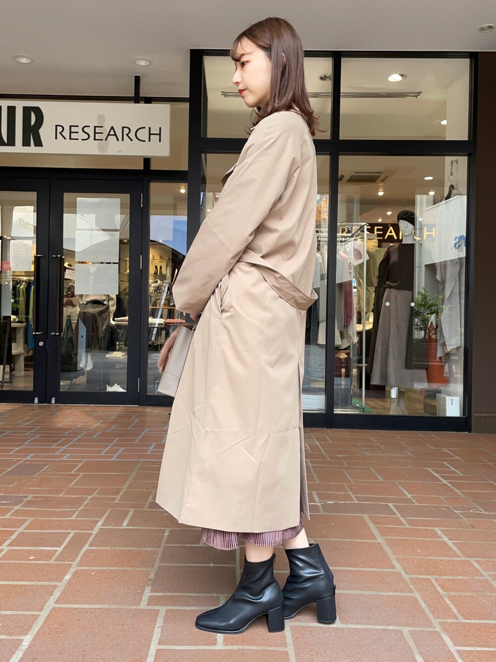 「タイトスカート、ブーツ、トレンチコート、ロングコート、プリーツスカート、きれいめカジュアル、ファー小物、オトナカジュアル、スクエアバッグ、スクエアトゥ」|「RODE SKOの2WAYファーバッグ(ショルダーバッグ、ブラウン系)」を使った、mokaさん(レディース・165cm)の秋コーディネートの2枚目の写真