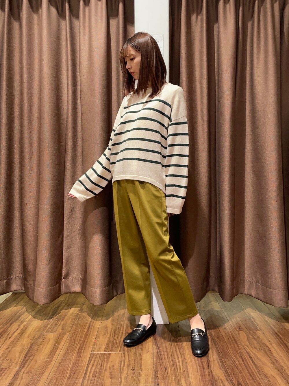 「ボーダー、ボア、ローファー、ベスト、ストレートパンツ、通勤コーデ、パンツコーデ、ママコーデ、ゆるコーデ、ニットコーデ」|「ITEMS URBANRESEARCHのビットローファー(ローファー、ブラック系)」を使った、mokaさん(レディース・165cm)の秋コーディネートの5枚目の写真