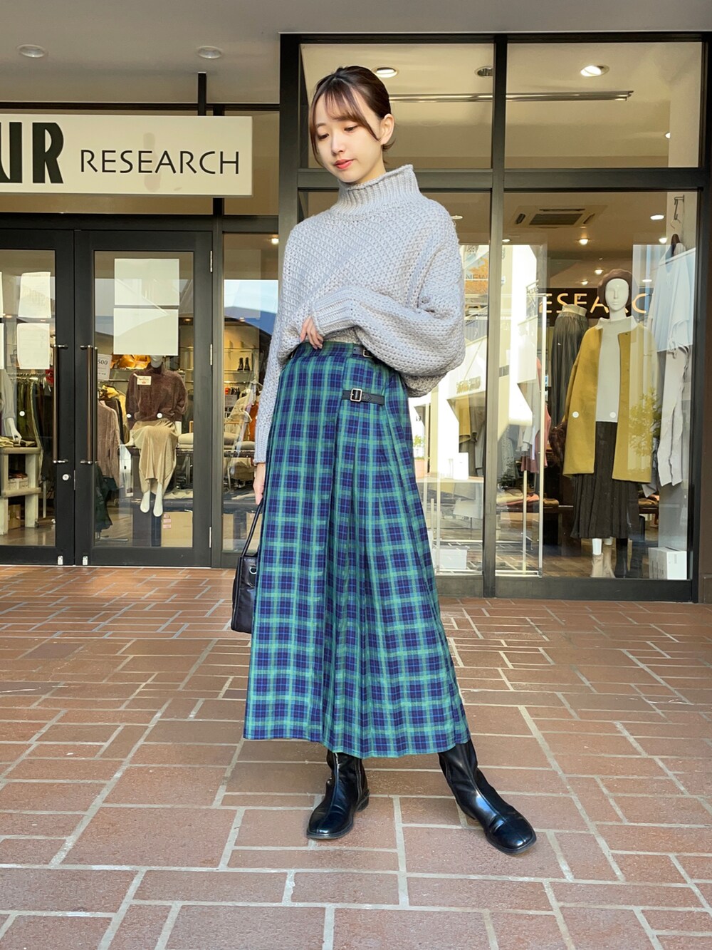 「冬コーデ、ロングブーツ、ロングスカート、ノーカラーコート、マスタード、チェックスカート、おでかけ、ハイネックニット、ミニバッグ、チェック柄に恋してる」｜「ITEMS URBANRESEARCHのキルティングバッグ（ショルダーバッグ、ブラック系）」を使った、mokaさん（レディース・165cm）の秋コーディネートの5枚目の写真