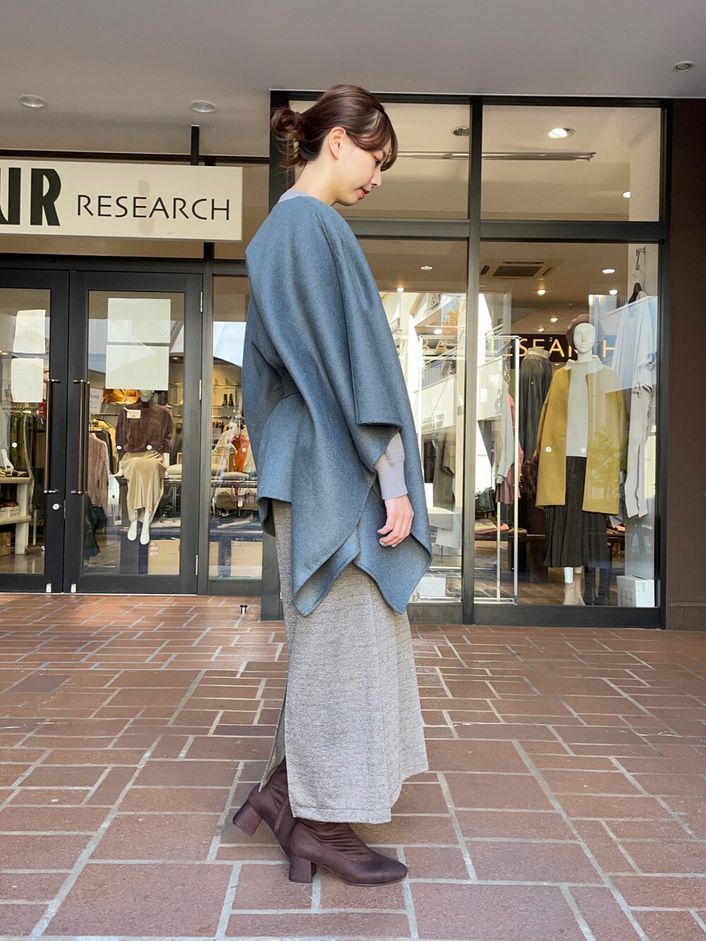 「タイトスカート、ブーツ、ウールコート、ポンチョ、大人カジュアル、リブニット、きれいめカジュアル、大人女子、オトナカジュアル、高身長女子」|「ITEMS URBANRESEARCHのリバーウールポンチョ(ポンチョ、グリーン系)」を使った、mokaさん(レディース・165cm)の秋コーディネートの3枚目の写真