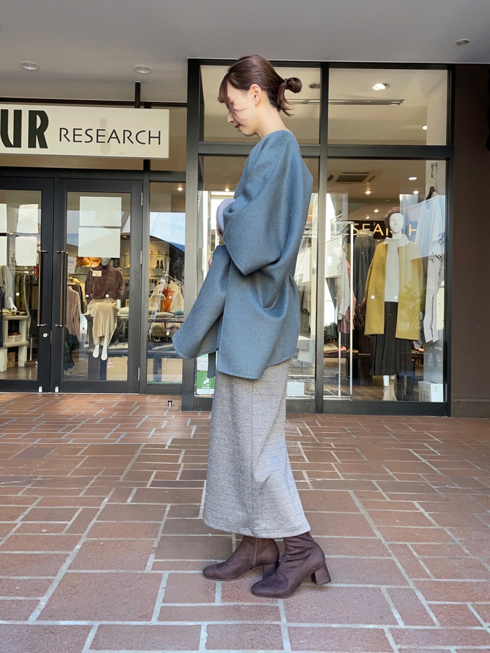 「タイトスカート、ブーツ、ウールコート、ポンチョ、大人カジュアル、リブニット、きれいめカジュアル、大人女子、オトナカジュアル、高身長女子」|「ITEMS URBANRESEARCHのリバーウールポンチョ(ポンチョ、グリーン系)」を使った、mokaさん(レディース・165cm)の秋コーディネートの2枚目の写真