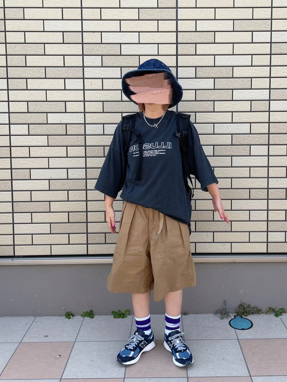 ベージュ系のその他パンツ、ブルー系のスニーカー、ブルー系のハットを着用したレディースの夏コーディネートの2枚目の写真