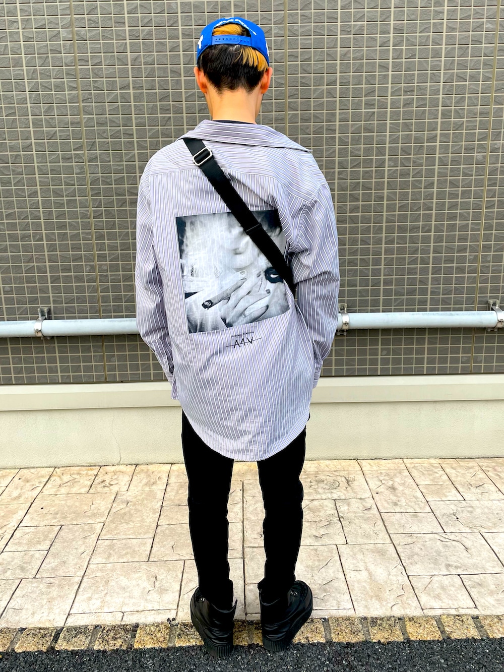 「春服、おしゃれさんと繋がりたい、カジュアルコーデ、ストリート、シャツスタイル、スキニーデニム、カーゴパンツ、LHP、Chrome Hearts、ショルダーバッグ、キャップ、ブルー、韓国ファッション、淡色コーデ、ビッグシルエット」｜「WHITELANDの【LAB限定】WHITELAND/ホワイトランド/ショルダーバッグ/NewCameraBag（ショルダーバッグ、ブラック系）」を使った、ゆうさん（メンズ・178cm）の冬コーディネートの2枚目の写真