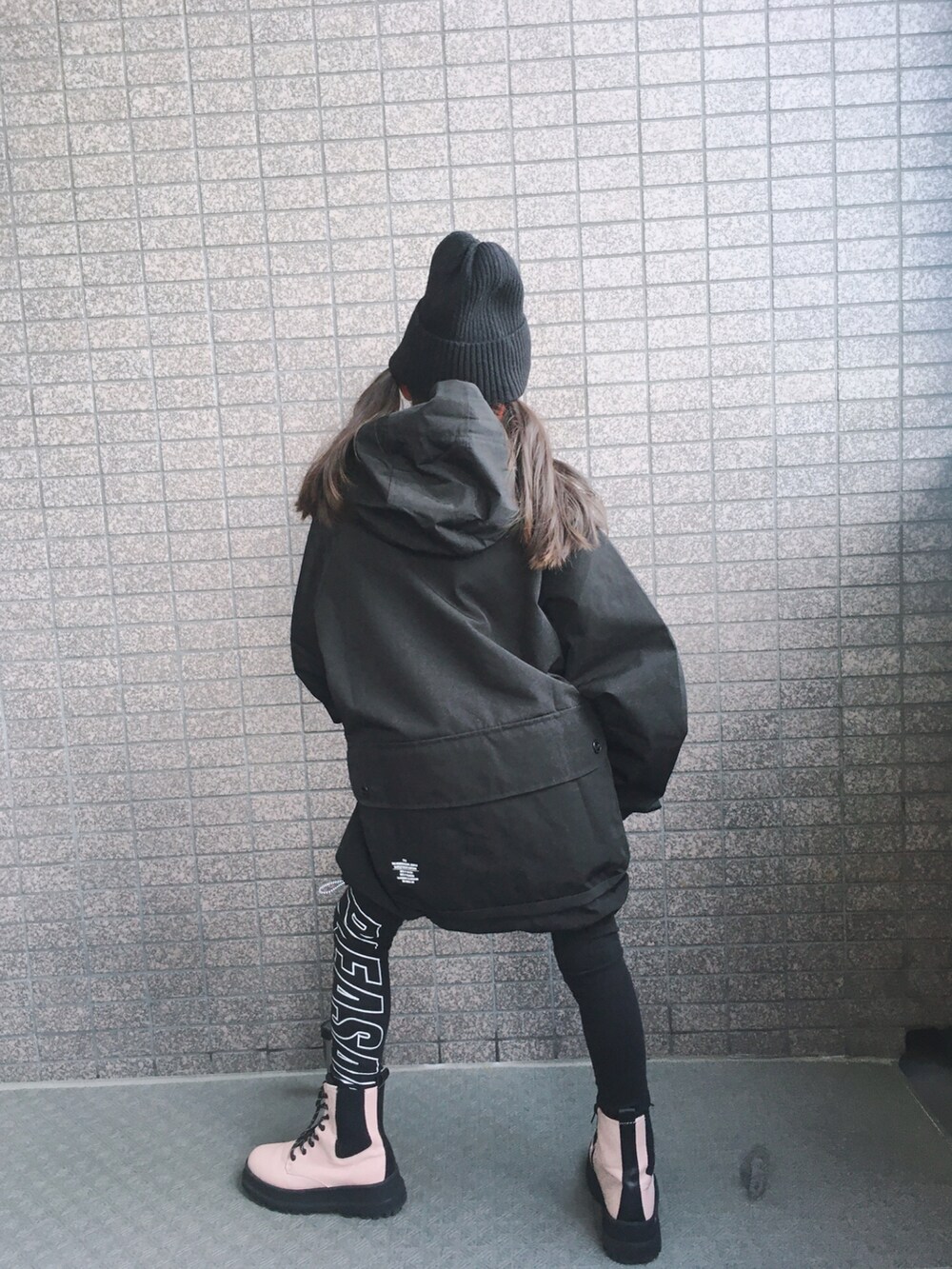 ブラック系のジャケット/アウター、ピンク系のブーツ、ブラック系のニットキャップ/ビーニーを着用したキッズの冬コーディネートの4枚目の写真