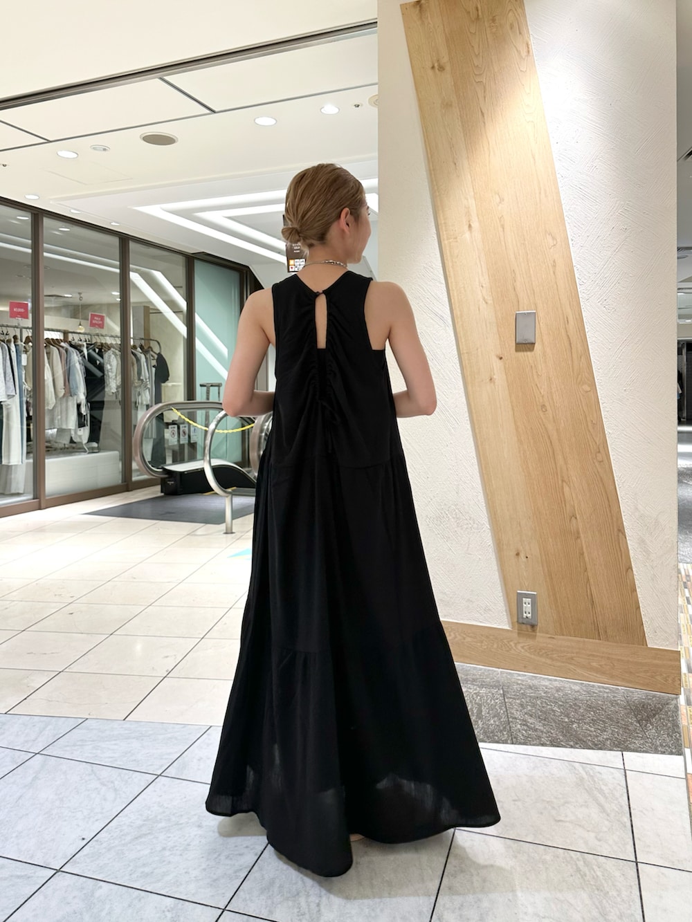 ブラック系のワンピースを着用したレディースの夏コーディネートの2枚目の写真