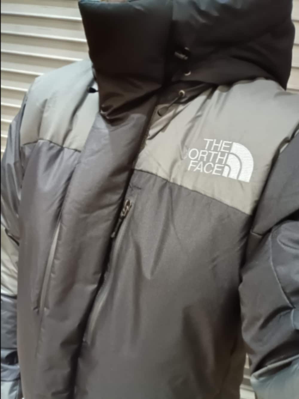 グリーン系のその他アウターを着用したメンズの秋コーディネートの2枚目の写真