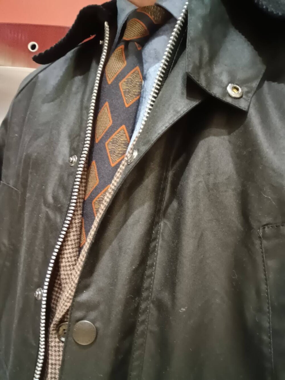 ブラック系のテーラードジャケットを着用したメンズの冬コーディネートの2枚目の写真