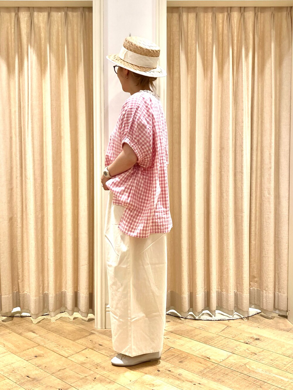 ピンク系のシャツ/ブラウス、ホワイト系のその他パンツ、ホワイト系のタンクトップを着用したレディースの夏コーディネートの3枚目の写真