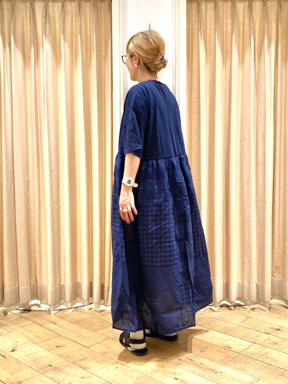 ブルー系のワンピース、ブラウン系のシャツ/ブラウス、ブラック系のサンダルを着用したレディースの夏コーディネートの4枚目の写真