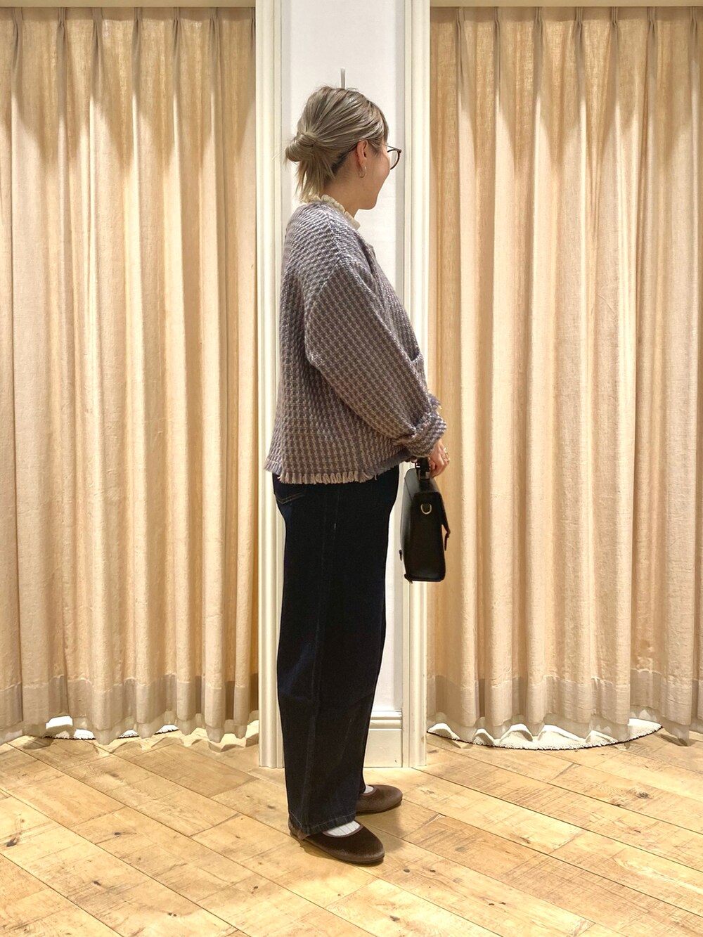 「Samansa Mos2、ノーカラージャケット、デニムパンツ、サッチェルバッグ、ストラップシューズ、フリルニット」|「Samansa Mos2の【マシンウォッシャブル】ニットリブフリルタートルネック(ニット/セーター、ホワイト系)」を使った、muttyさん(レディース・152cm)の冬コーディネートの5枚目の写真