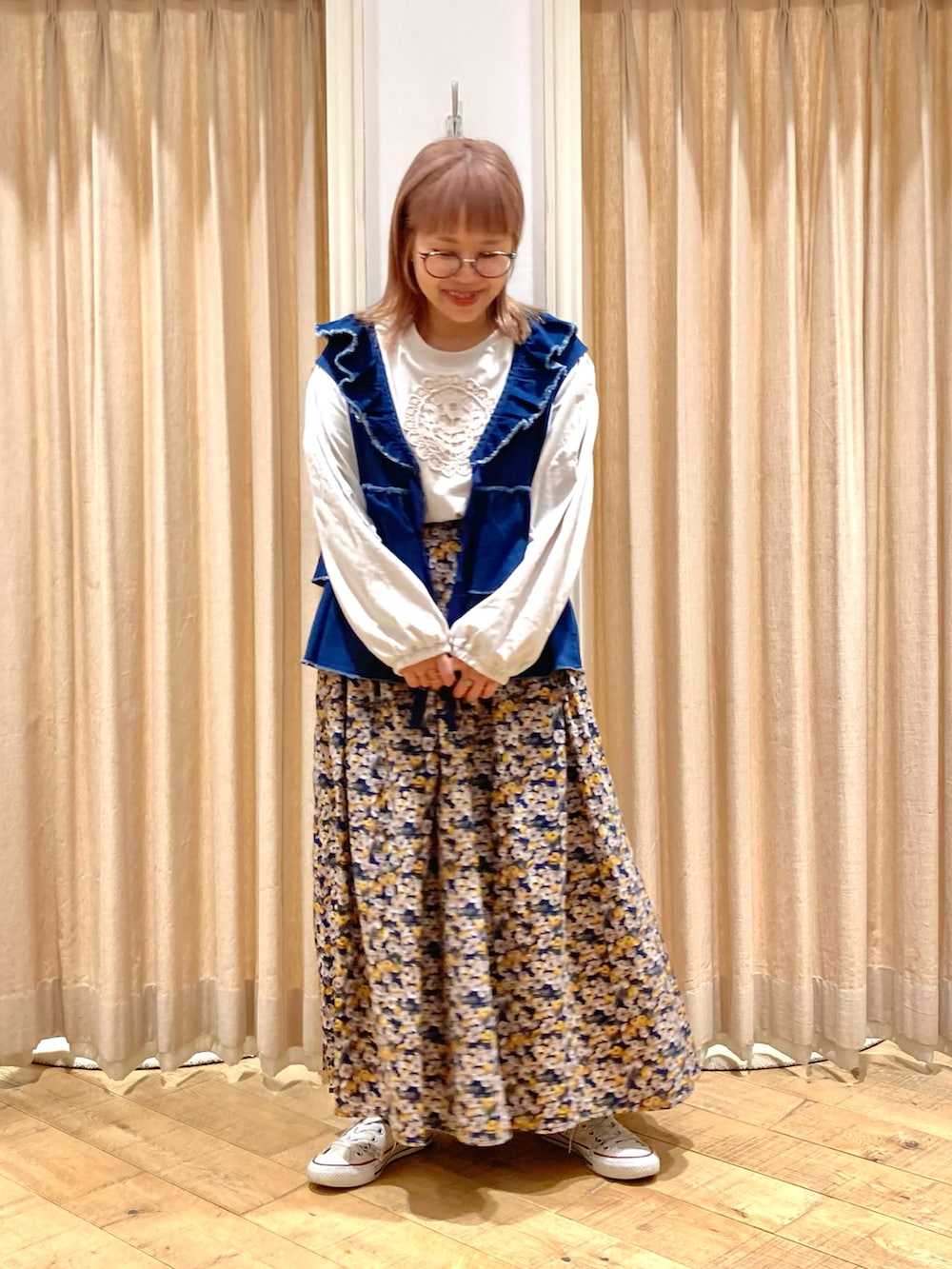 「Samansa Mos2、モチーフレース、デニムベスト、フリルベスト、小花柄スカート、小花柄」｜「Samansa Mos2のアイテム（Tシャツ/カットソー、ベージュ系）」を使った、muttyさん（レディース・152cm）の秋コーディネートの3枚目の写真