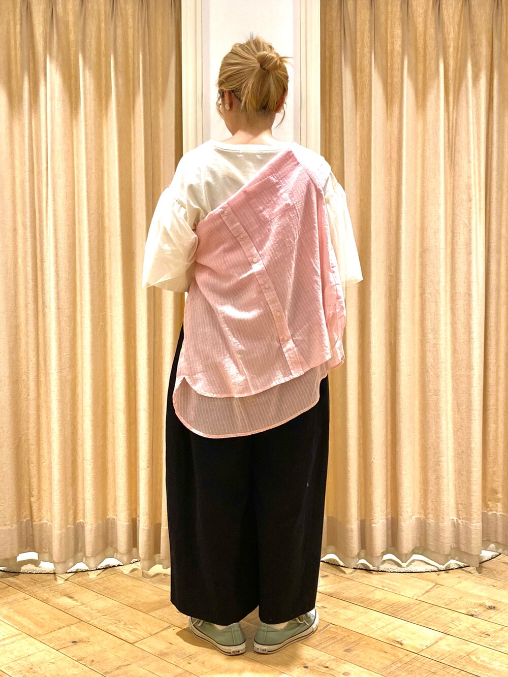 ホワイト系のTシャツ/カットソー、ピンク系のシャツ/ブラウス、ブラック系のその他パンツを着用したレディースの夏コーディネートの4枚目の写真