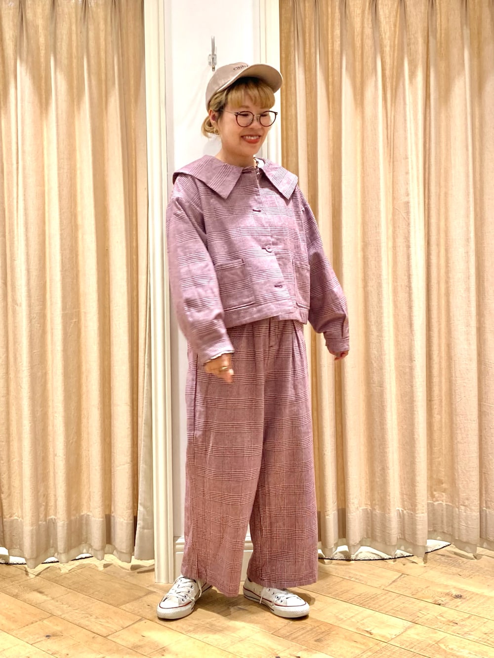 レッド系のノーカラージャケット、レッド系のその他パンツ、グリーン系のTシャツ/カットソーを着用したレディースの秋コーディネートの3枚目の写真