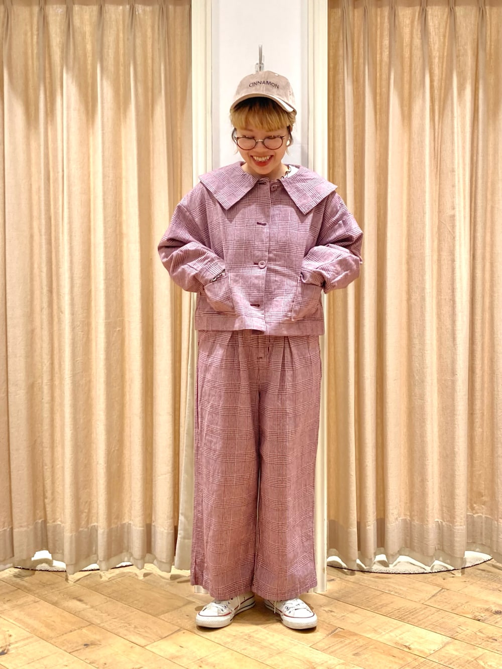 レッド系のノーカラージャケット、レッド系のその他パンツ、グリーン系のTシャツ/カットソーを着用したレディースの秋コーディネートの2枚目の写真