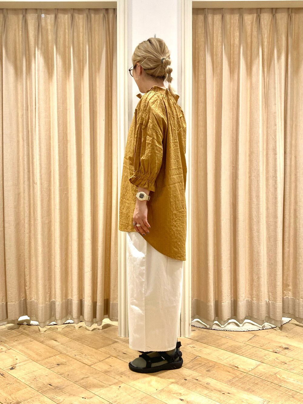 イエロー系のシャツ/ブラウス、ホワイト系のその他パンツ、ホワイト系のタンクトップを着用したレディースの夏コーディネートの3枚目の写真