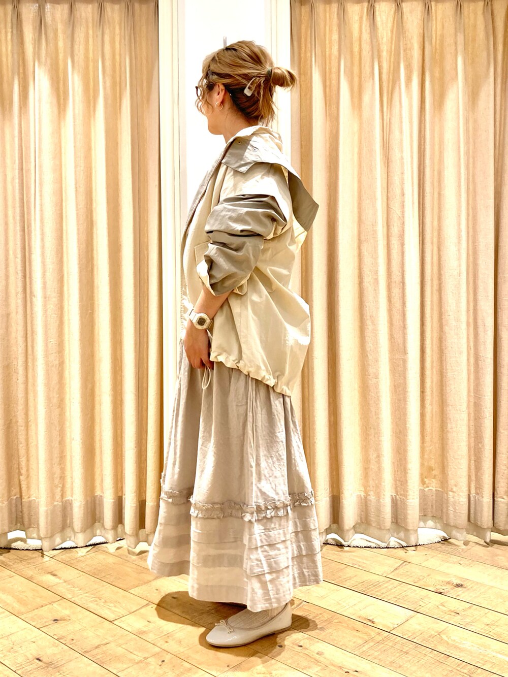 ベージュ系のブルゾン、グレー系のスカート、ピンク系のTシャツ/カットソーを着用したレディースの春コーディネートの3枚目の写真