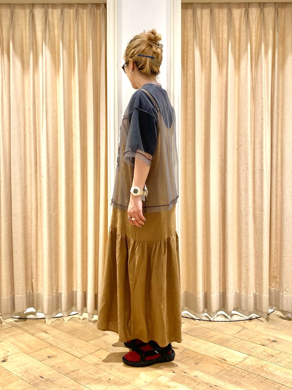 「Samansa Mos2、ティアードワンピース、キャミワンピ、ナンバーTシャツ、シアートップス、カジュアルガーリー、夏コーデ」｜「Samansa Mos2の2枚セットナンバリングシアーTシャツ（Tシャツ/カットソー、グレー系）」を使った、muttyさん（レディース・152cm）の夏コーディネートの2枚目の写真