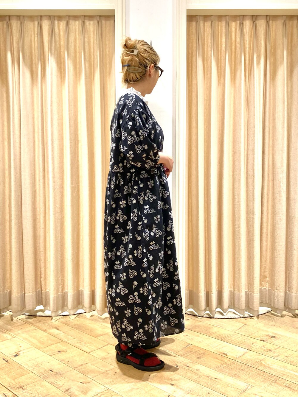 ブラック系のワンピース、ブラック系のその他パンツ、ホワイト系のTシャツ/カットソーを着用したレディースの夏コーディネートの5枚目の写真