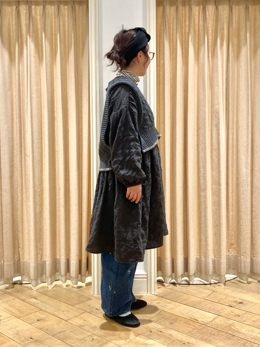 「Samansa Mos2、チュニック、チャコールグレー、刺繍デニム、ニットベスト」｜「Samansa Mos2の◎ふんわりチュニック（チュニック、グレー系）」を使った、muttyさん（レディース・152cm）の冬コーディネートの5枚目の写真