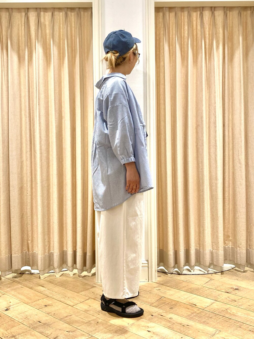 ブルー系のシャツ/ブラウス、ブルー系のTシャツ/カットソー、ホワイト系のその他パンツを着用したレディースの夏コーディネートの4枚目の写真