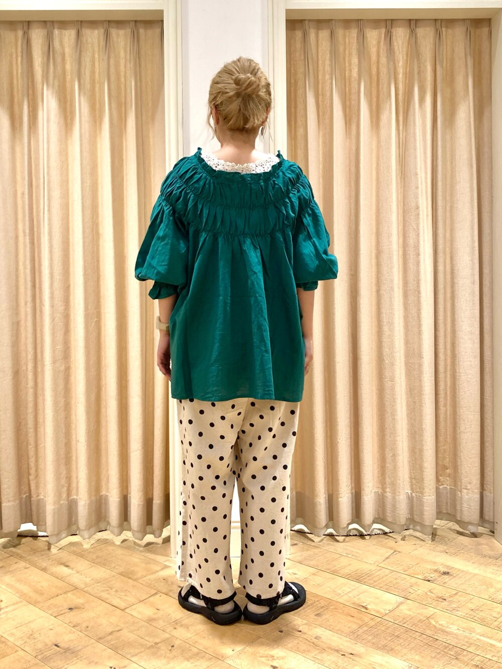 グリーン系のシャツ/ブラウス、ベージュ系のその他パンツ、ホワイト系のタンクトップを着用したレディースの夏コーディネートの4枚目の写真