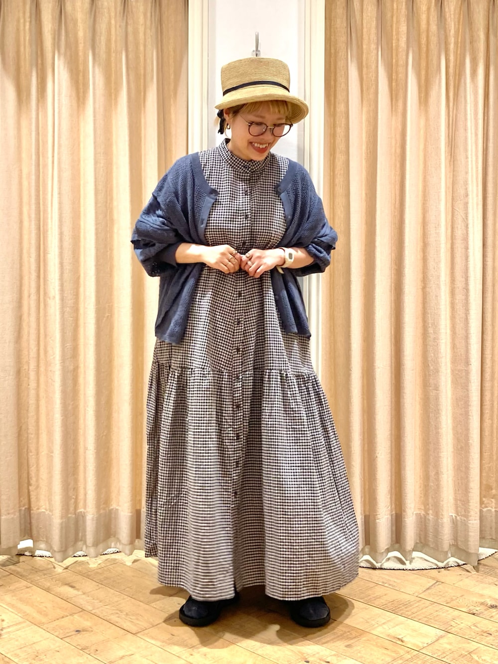 「Samansa Mos2、ティアードワンピース、ギンガムチェック、チェックワンピース、ナチュラルガーリー、カーディガン、くすみブルー」｜「Samansa Mos2の【接触冷感】柄アソートティアードワンピース（ワンピース、グレー系）」を使った、muttyさん（レディース・152cm）の夏コーディネートの3枚目の写真