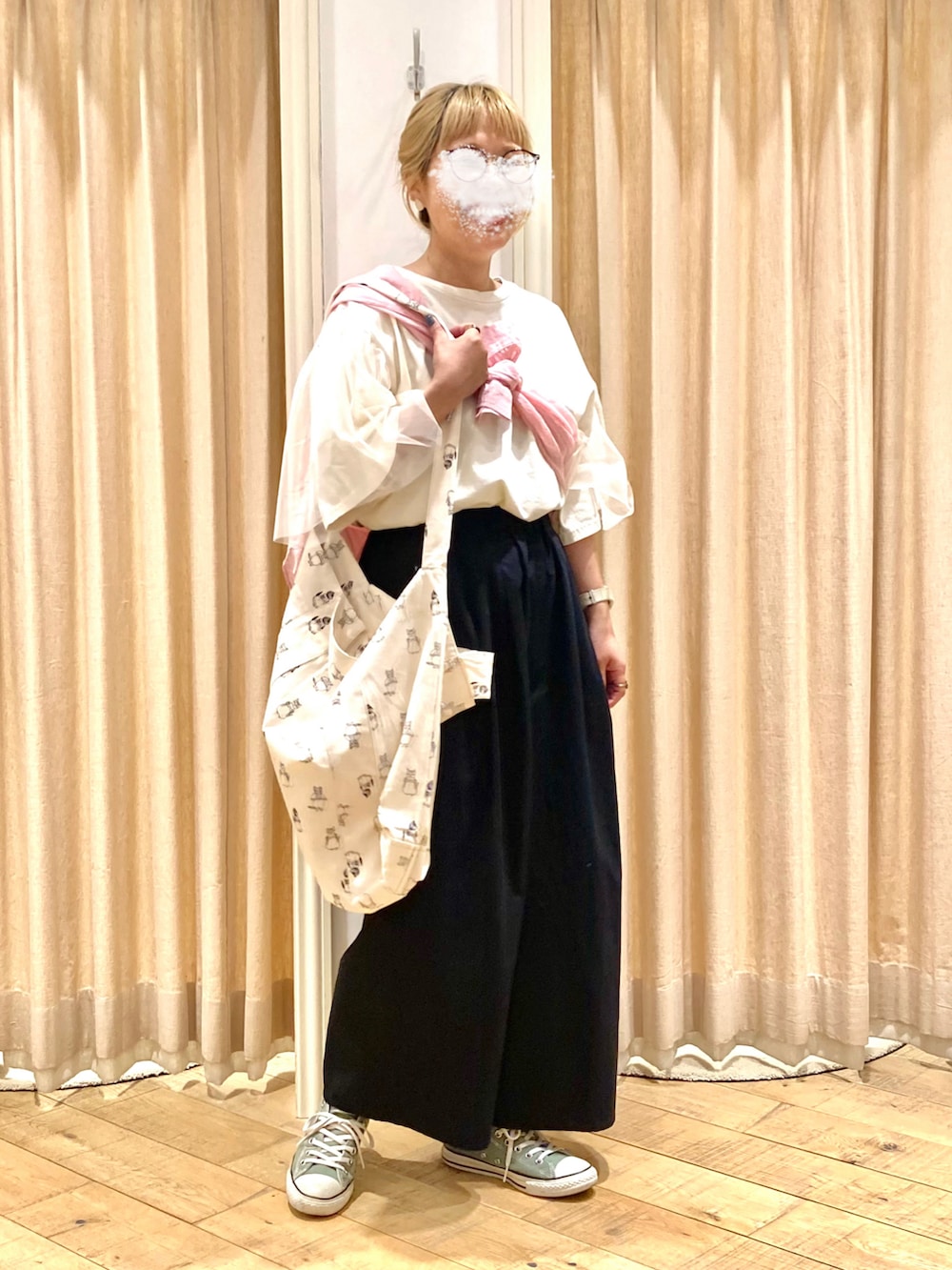 ホワイト系のTシャツ/カットソー、ピンク系のシャツ/ブラウス、ブラック系のその他パンツを着用したレディースの夏コーディネートの2枚目の写真