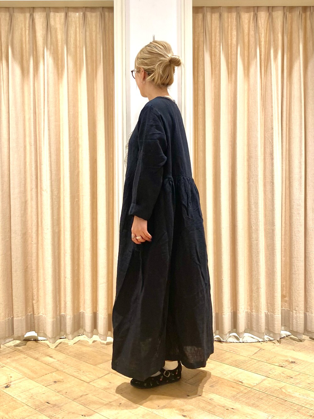 ブラック系のワンピース、ブラック系のドレスシューズを着用したレディースの夏コーディネートの3枚目の写真