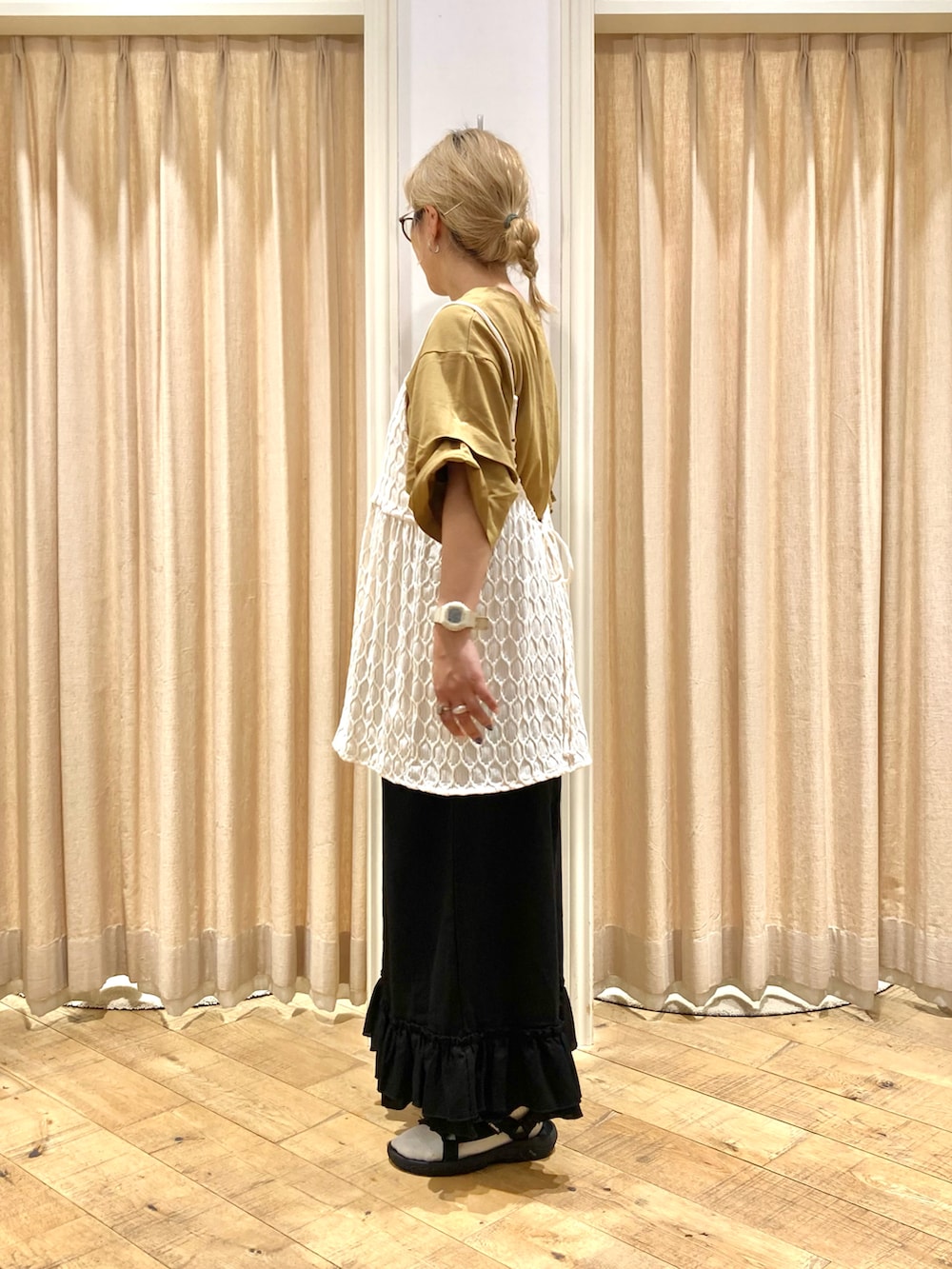 イエロー系のTシャツ/カットソー、ホワイト系のTシャツ/カットソー、ブラック系のその他パンツを着用したレディースの秋コーディネートの2枚目の写真