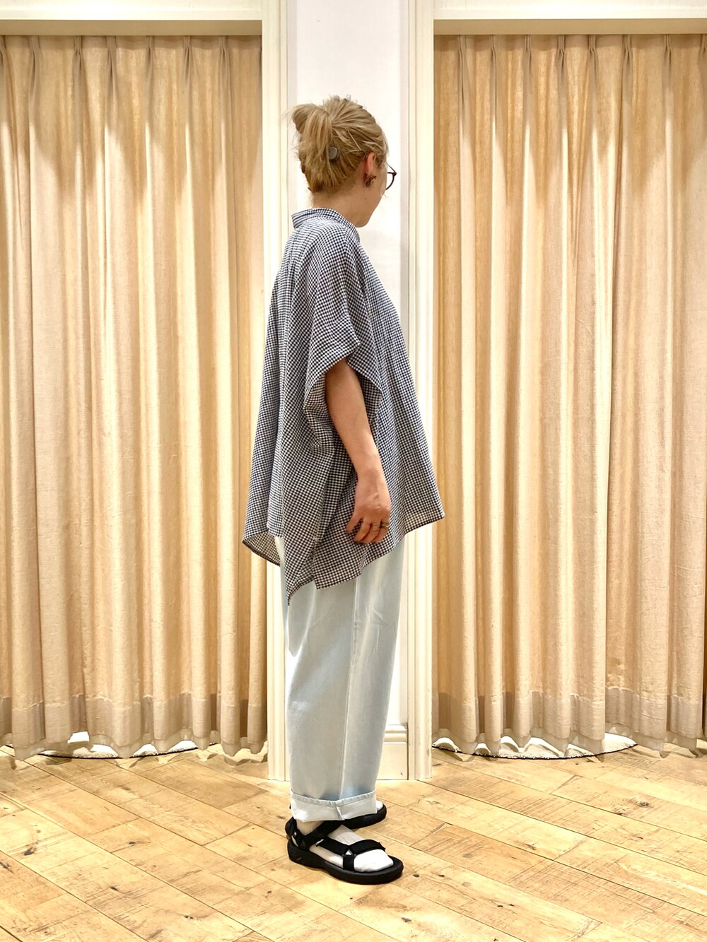 ブラック系のシャツ/ブラウス、ブルー系のその他パンツを着用したレディースの夏コーディネートの5枚目の写真