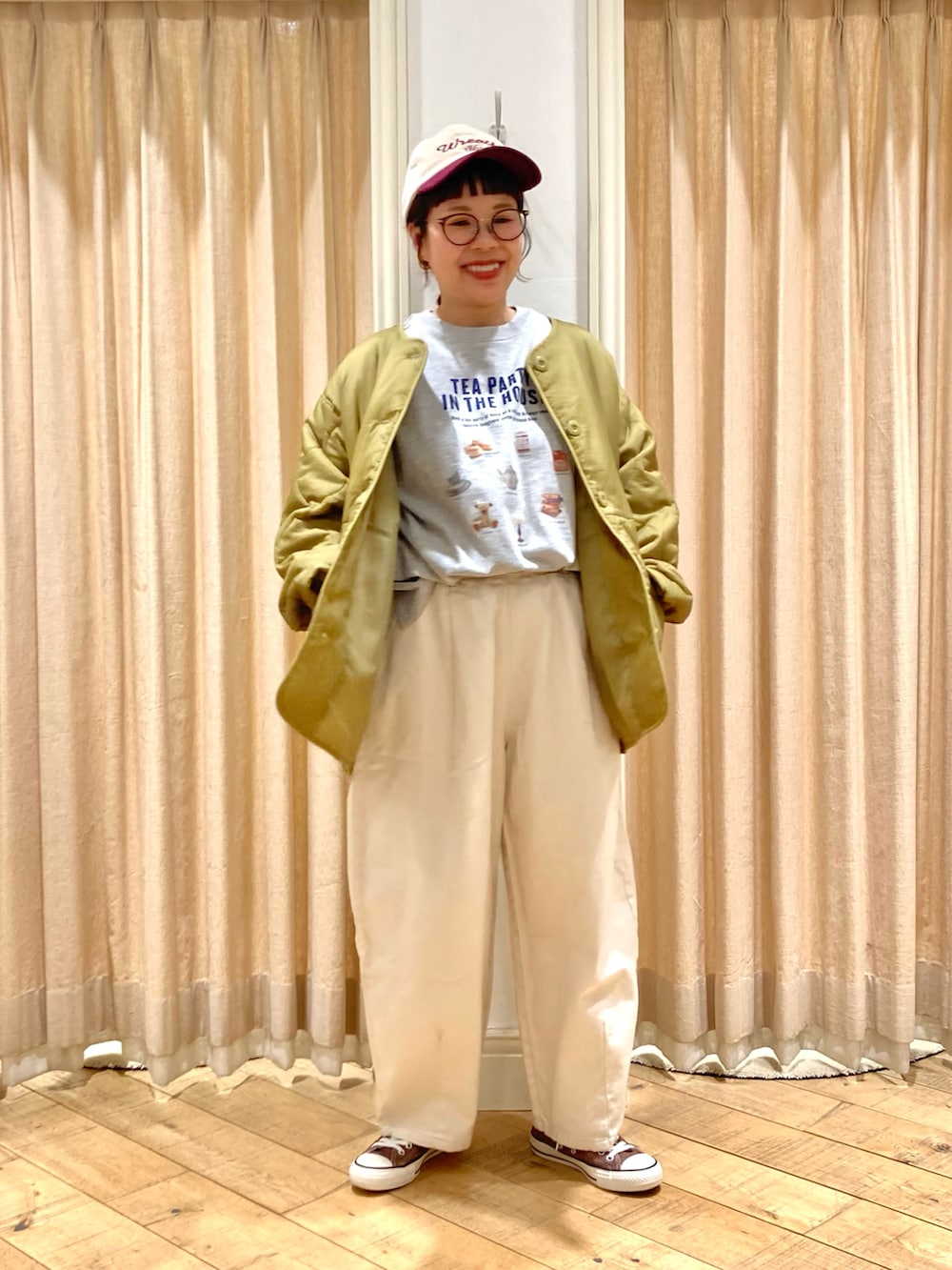 「Samansa Mos2、キルティングジャケット、プリントT、白パンツ、キャップ」｜「Samansa Mos2の柄アソートロングTシャツ（Tシャツ/カットソー、グレー系）」を使った、muttyさん（レディース・152cm）の春コーディネートの2枚目の写真