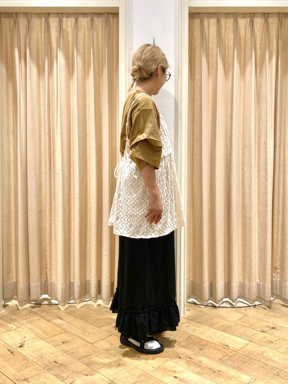 イエロー系のTシャツ/カットソー、ホワイト系のTシャツ/カットソー、ブラック系のその他パンツを着用したレディースの秋コーディネートの4枚目の写真
