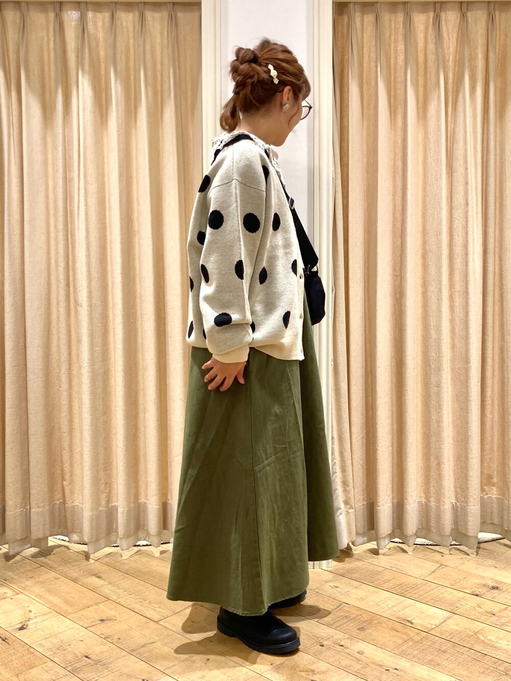 ホワイト系のカーディガン/ボレロ、ベージュ系のシャツ/ブラウス、グリーン系のワンピースを着用したレディースの秋コーディネートの5枚目の写真