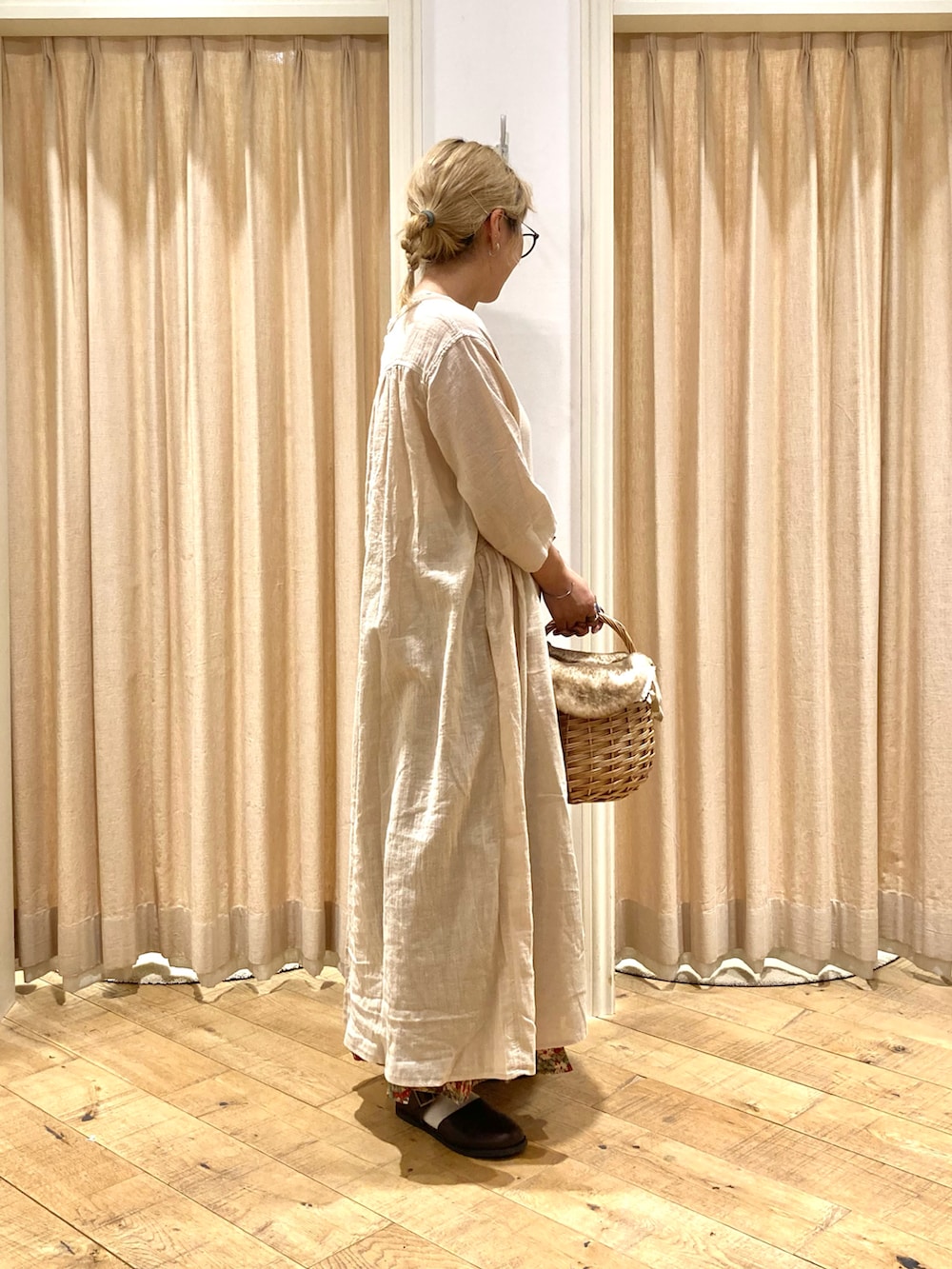 ホワイト系のワンピース、レッド系のスカート、ブラウン系のバッグを着用したレディースの夏コーディネートの5枚目の写真