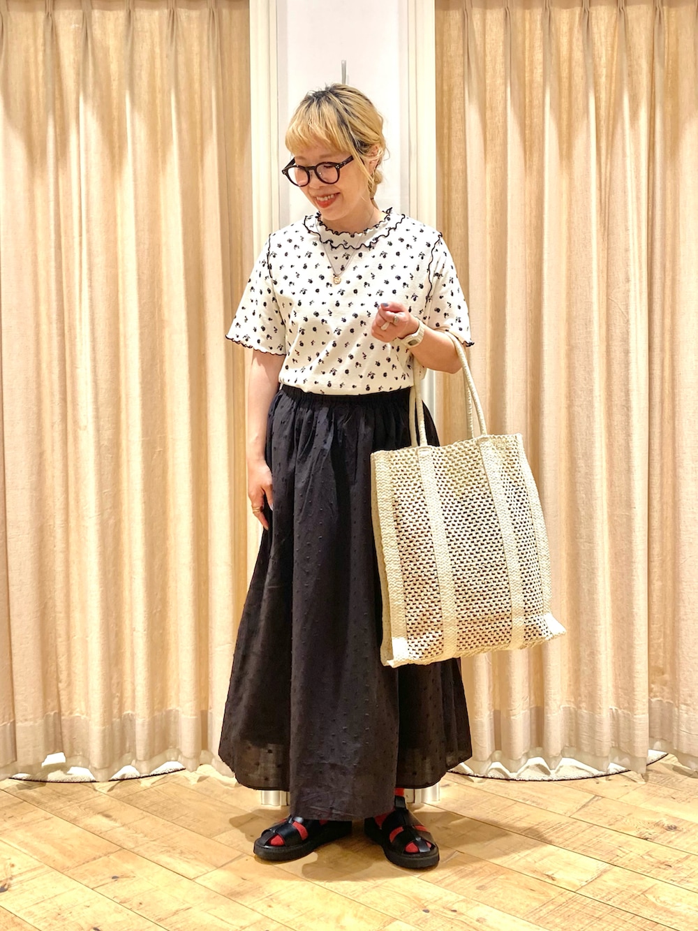 「Samansa Mos2、メロートップス、花柄、花柄トップス、スカート、モノトーンコーデ、グルカサンダル、ナチュラルガーリー」｜「Samansa Mos2のアイテム（トップス、ホワイト系）」を使った、muttyさん（レディース・152cm）の夏コーディネートの2枚目の写真