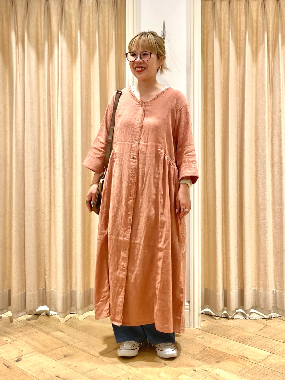 オレンジ系のワンピース/ドレス、ホワイト系のタンクトップ、ブルー系のその他パンツを着用したレディースの夏コーディネートの2枚目の写真