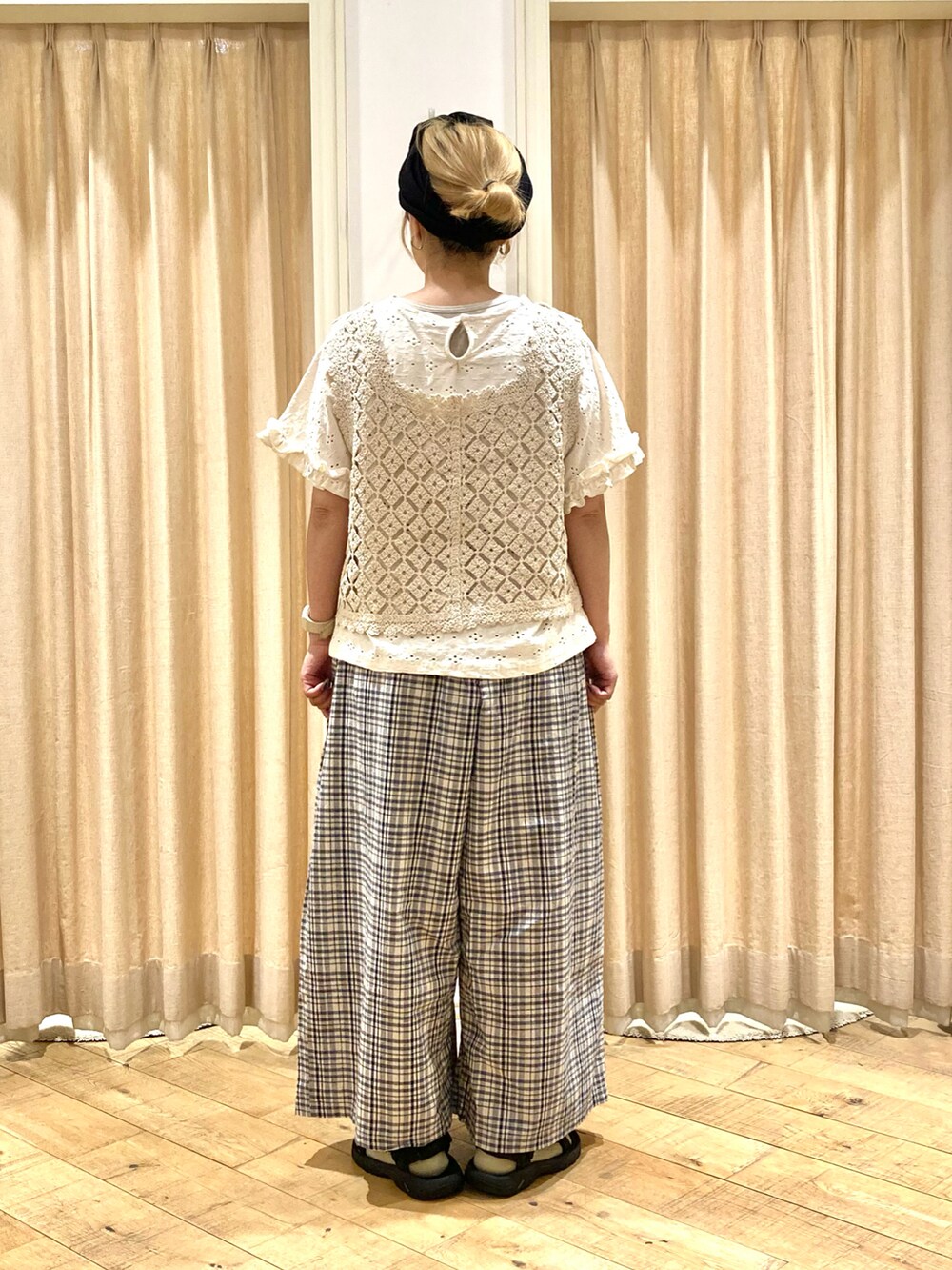 ホワイト系のTシャツ/カットソー、ホワイト系のベスト、ホワイト系のその他パンツを着用したレディースの夏コーディネートの2枚目の写真