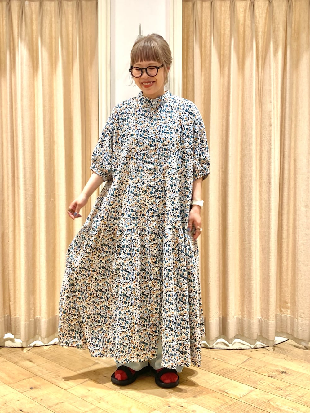 「Samansa Mos2、ティアードワンピース、小花柄、小花柄ワンピース、ナチュラルガーリー、デニムパンツ、夏コーデ、ラクチンコーデ」｜「Samansa Mos2の【接触冷感】柄アソートティアードワンピース（ワンピース、ホワイト系）」を使った、muttyさん（レディース・152cm）の夏コーディネートの2枚目の写真