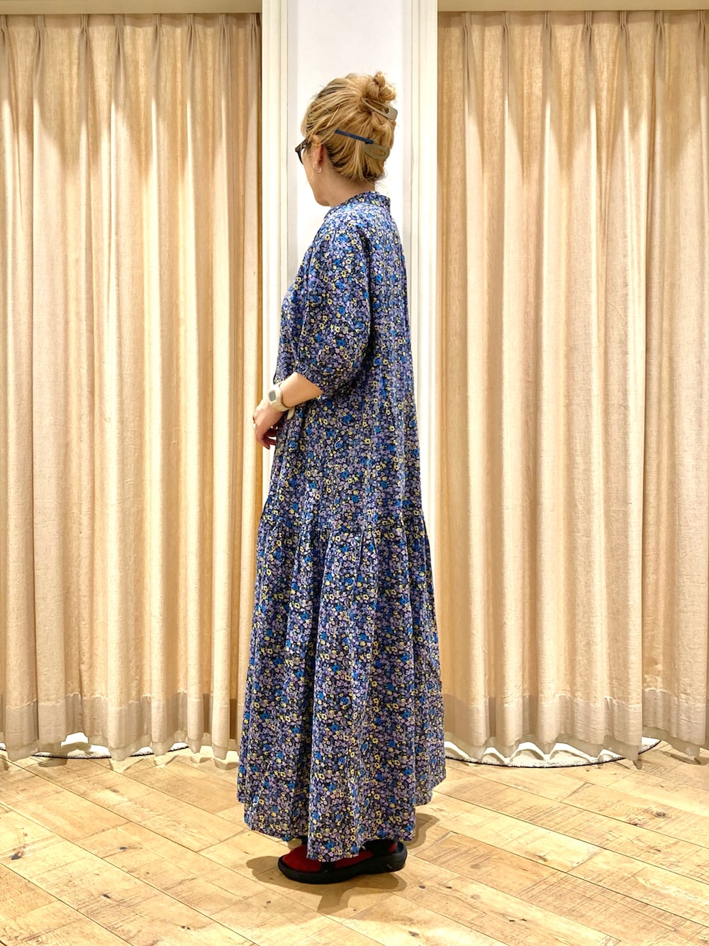 「Samansa Mos2、ティアードワンピース、小花柄、小花柄ワンピース、ナチュラルガーリー、ナチュラル、楽チンコーデ、大人ガーリー」｜「Samansa Mos2の【接触冷感】柄アソートティアードワンピース（ワンピース、グレー系）」を使った、muttyさん（レディース・152cm）の夏コーディネートの3枚目の写真