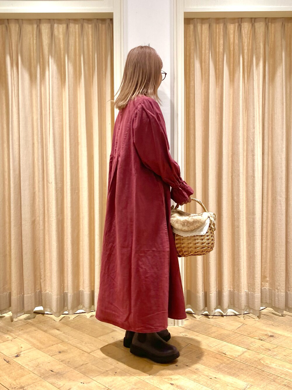 「Samansa Mos2、ワンピース、刺繍ワンピース、マカベアリスコラボ、ボルドー、かごバッグ」｜「Samansa Mos2のサイドゴアブーツ（ブーツ、ブラウン系）」を使った、muttyさん（レディース・152cm）の秋コーディネートの5枚目の写真
