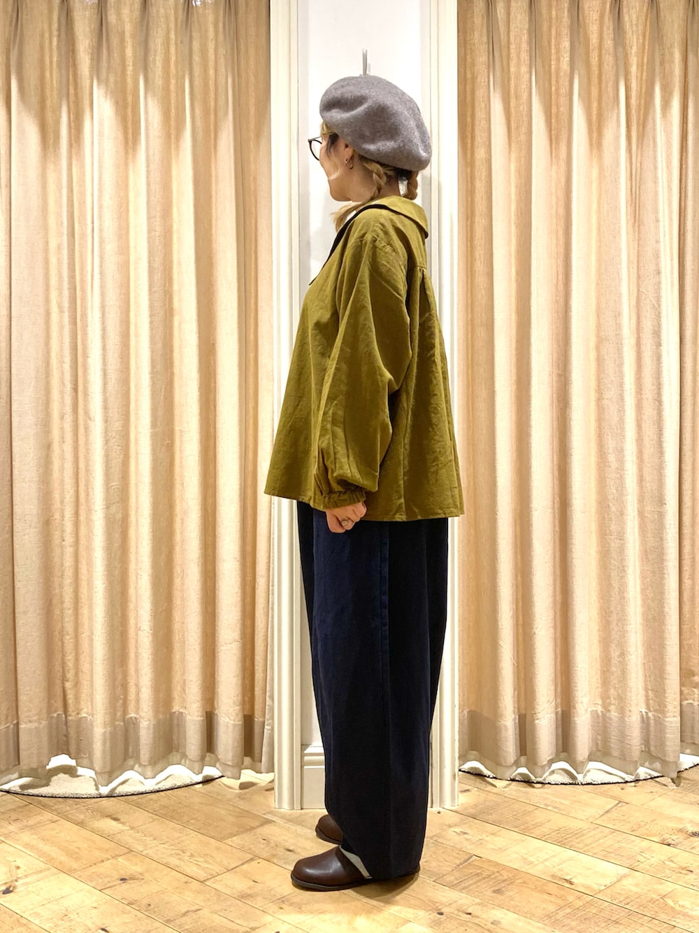 グリーン系のシャツ/ブラウス、ブルー系のその他パンツ、ブラウン系のドレスシューズを着用したレディースの秋コーディネートの3枚目の写真