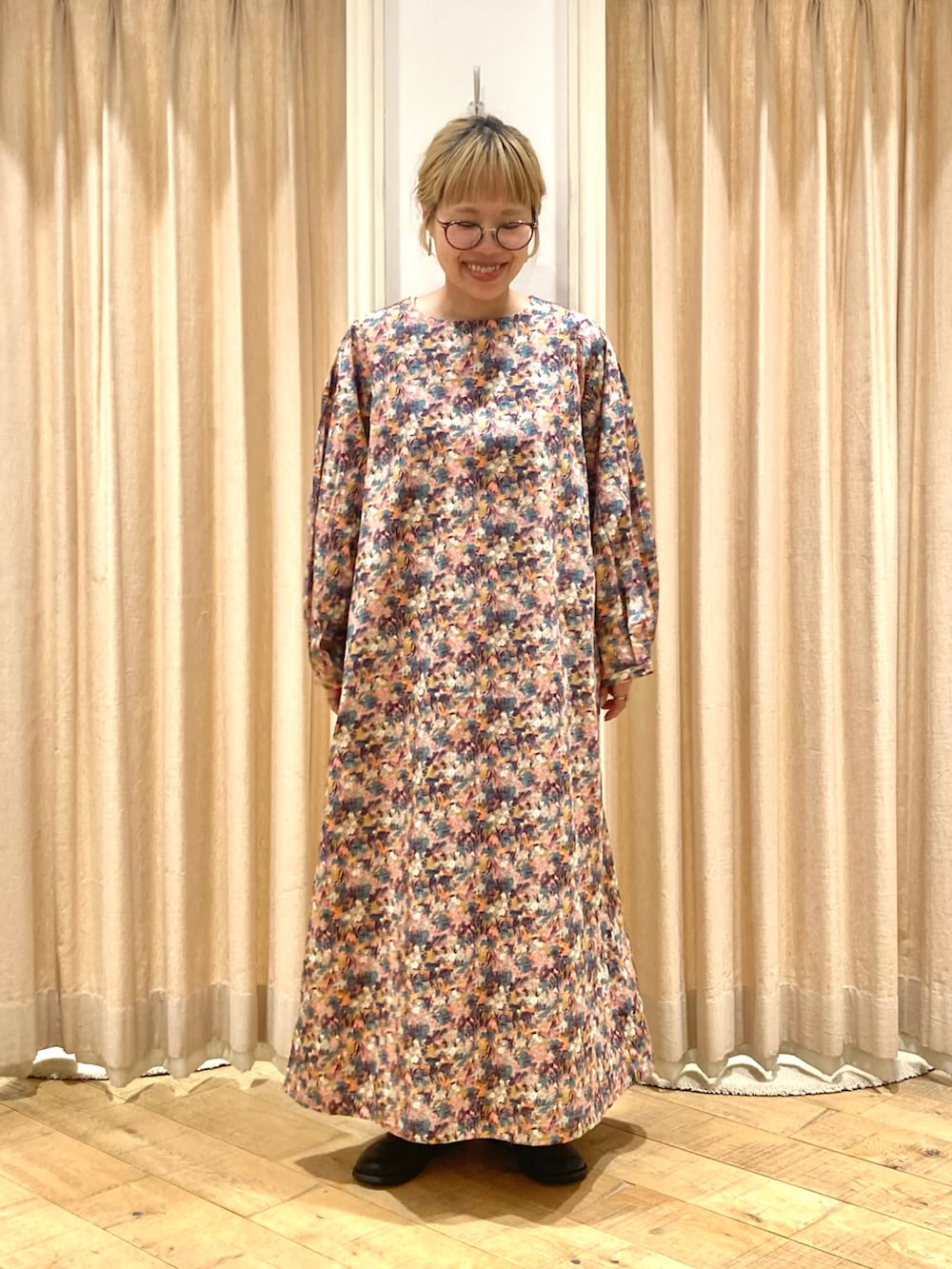 ピンク系のワンピース、ベージュ系のベスト、ブラック系のドレスシューズを着用したレディースの夏コーディネートの2枚目の写真