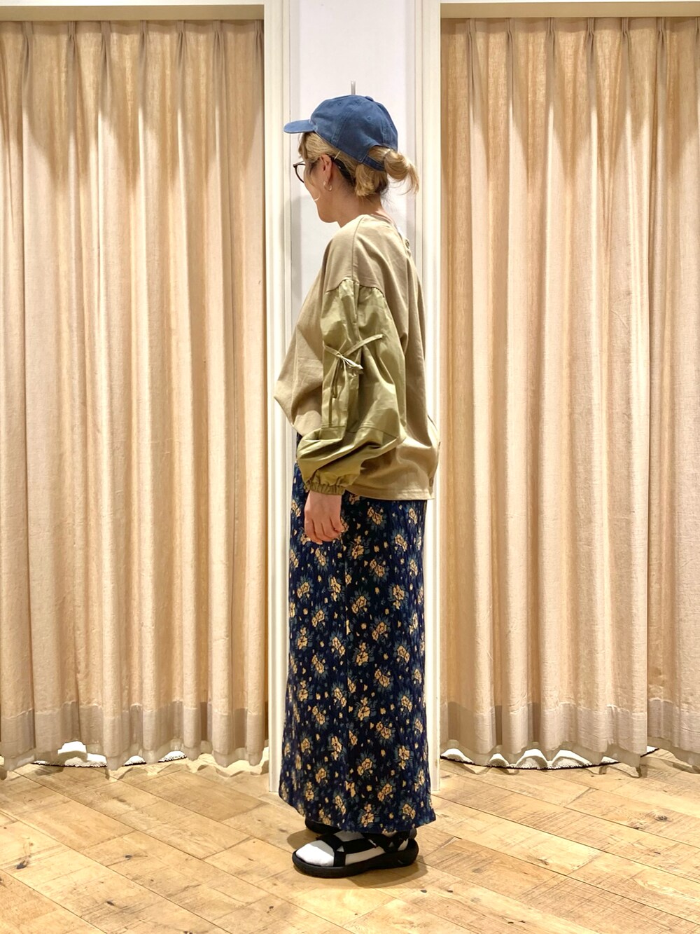 グリーン系のTシャツ/カットソー、ブルー系のスカートを着用したレディースの秋コーディネートの3枚目の写真